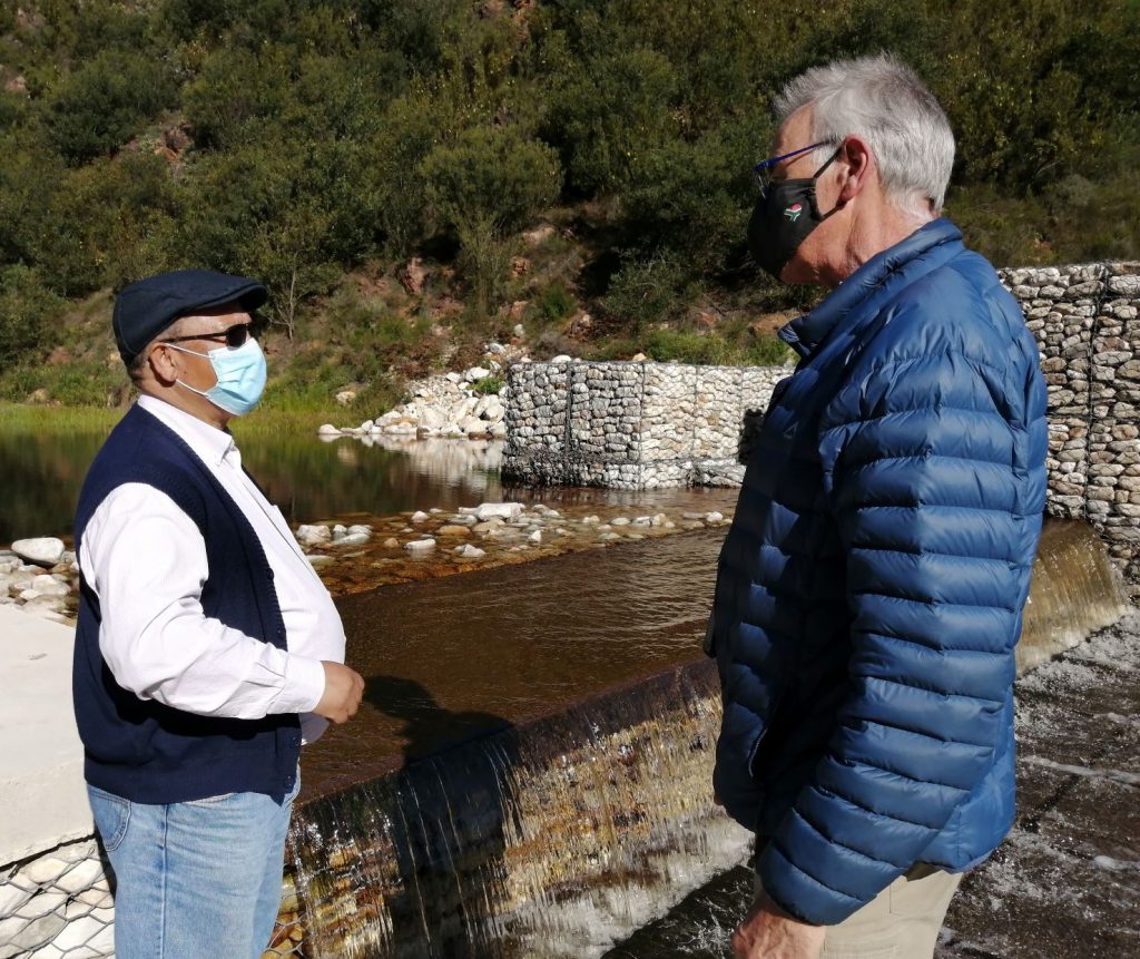 Minister Meyer and Hans King with  the Meul Weir in the background