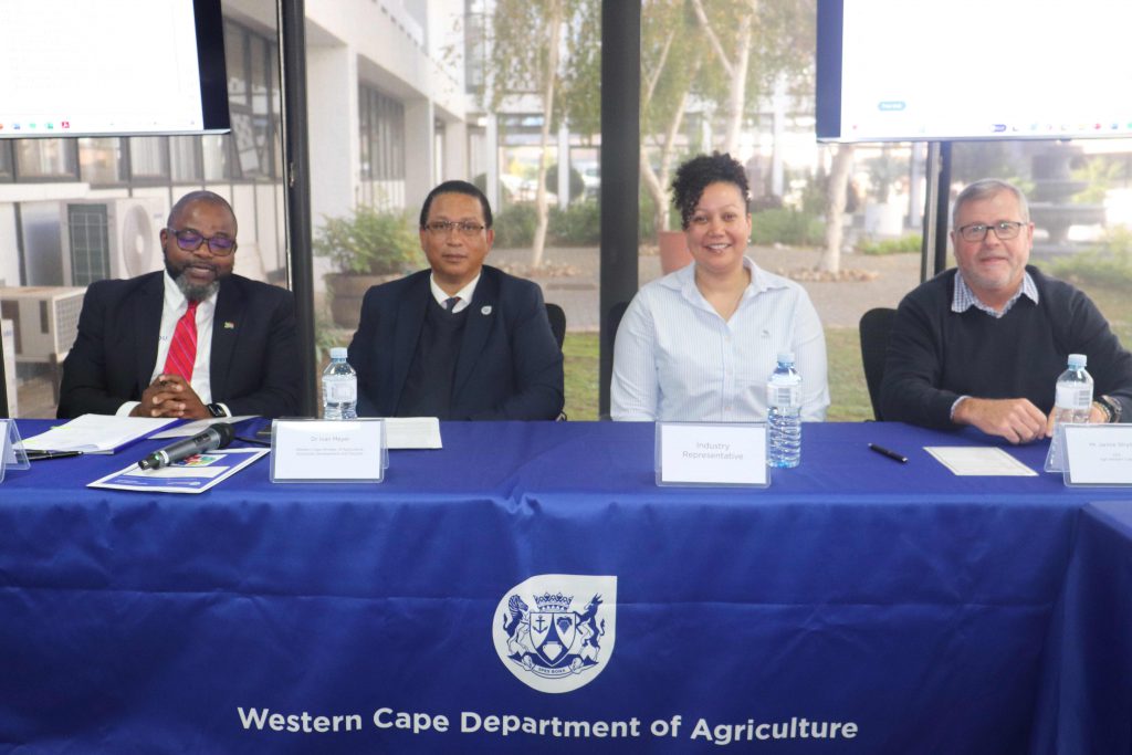 Dr Mogale Sebopetsa (HOD), Dr Ivan Meyer (Minister of Agriculture, Economic Development and Tourism), Ms Mercia Petersen (CEO: SA Table Grapes Industry) and Mr Jannie Strydom (Agri Western Cape)