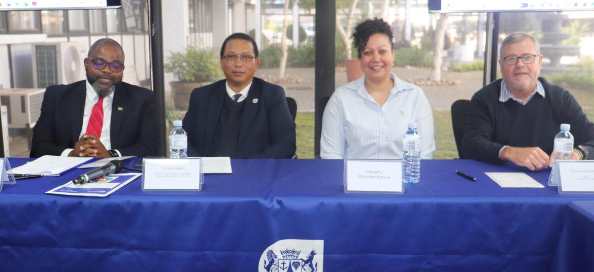 Dr Mogale Sebopetsa (HOD), Dr Ivan Meyer (Minister of Agriculture, Economic Development and Tourism), Ms Mercia Petersen (CEO: SA Table Grapes Industry) and Mr Jannie Strydom (Agri Western Cape)
