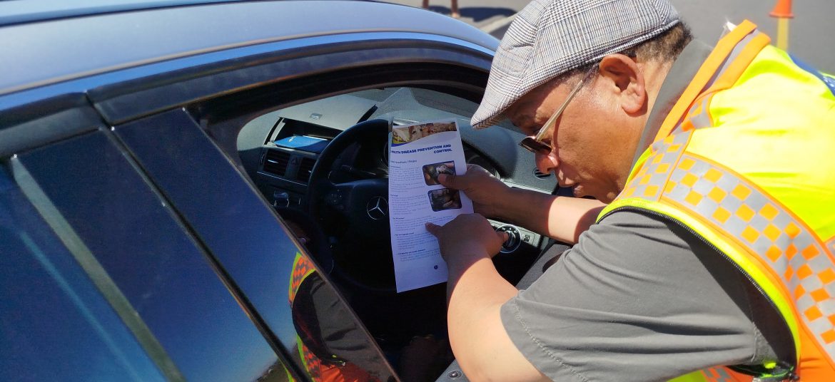 Minister Meyer sharing FMD Inforamtion at traffic control check on Stellnbosch Arterial Rd