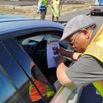 Minister Meyer sharing FMD Inforamtion at traffic control check on Stellnbosch Arterial Rd