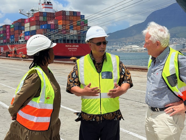Minister Meyer engaging with officials at the Port of Cape Town