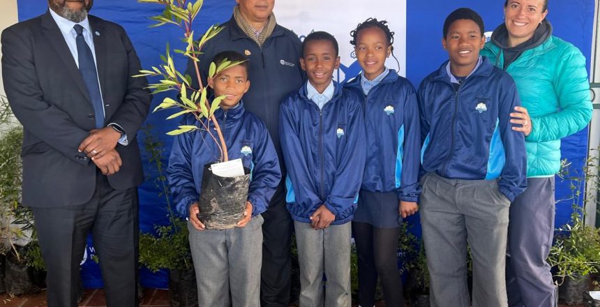 Dr Mogale, Minister Meyer and local learners