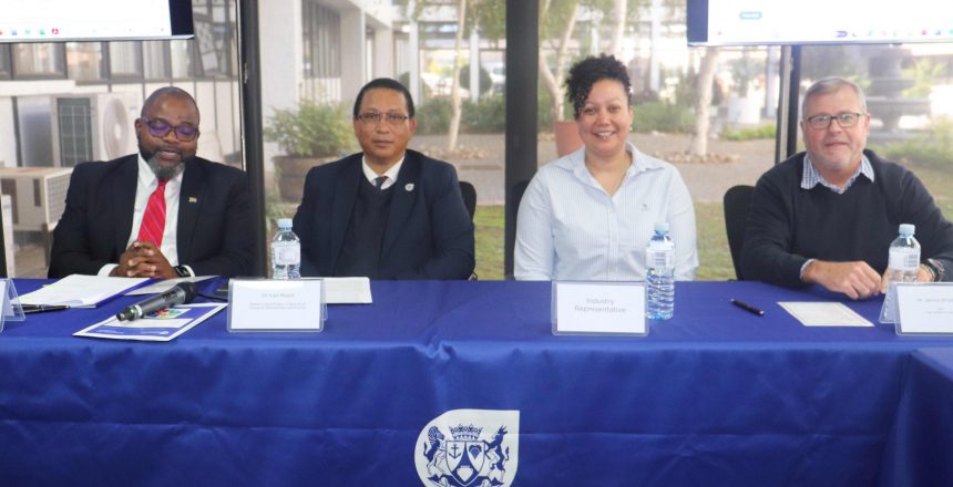 Dr Mogale Sebopetsa (HOD), Dr Ivan Meyer (Minister of Agriculture, Economic Development and Tourism), Ms Mercia Petersen (CEO: SA Table Grapes Industry) and Mr Jannie Strydom (Agri Western Cape)