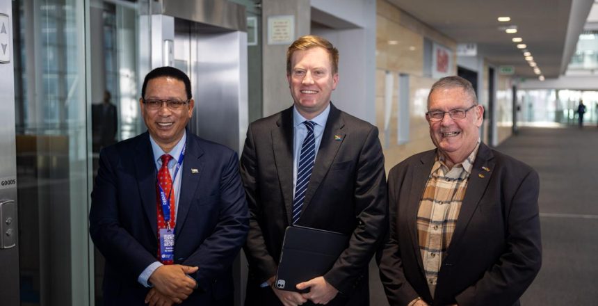 Ivan Meyer, Dean MacPherson and Terry Gale, Chairperson Exporters Western Cape