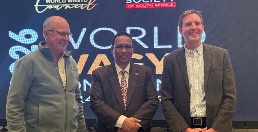 Minister Meyer flanked by outgoing SA President Rob Hopson and World President Richard Saunders