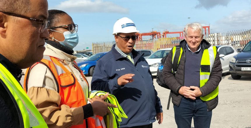 Minister Meyer in discussion with TPNT management