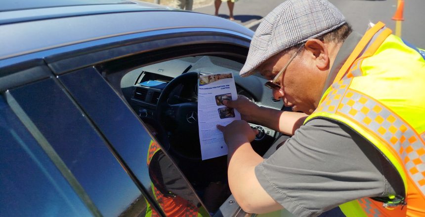 Minister Meyer sharing FMD Inforamtion at traffic control check on Stellnbosch Arterial Rd
